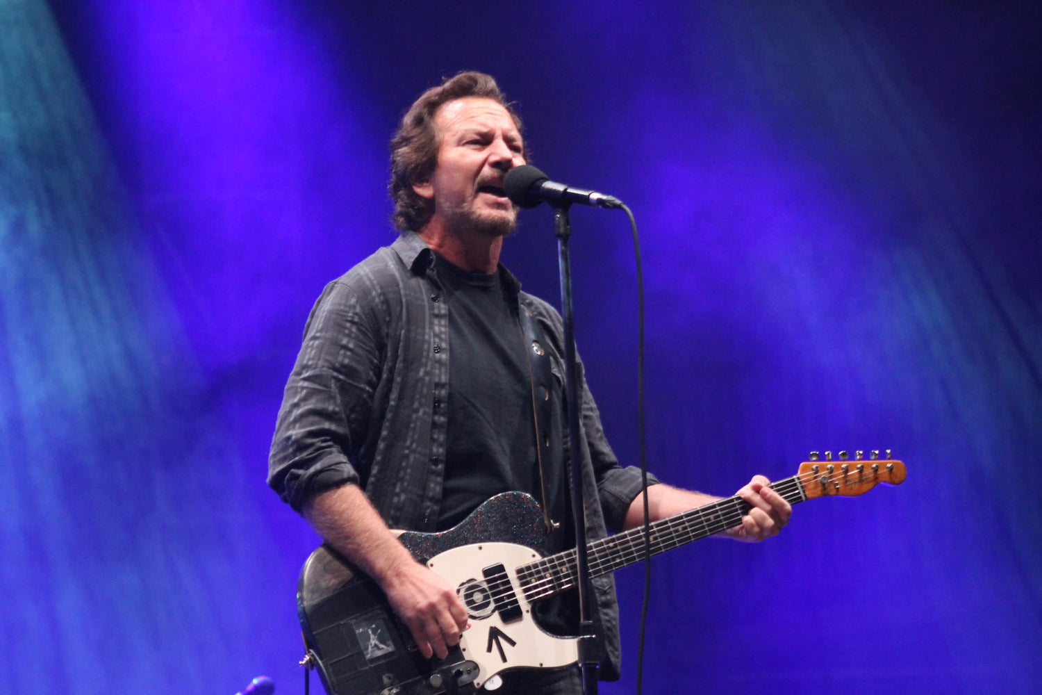 Eddie Vedder plays with new band – Official Merchandise Store